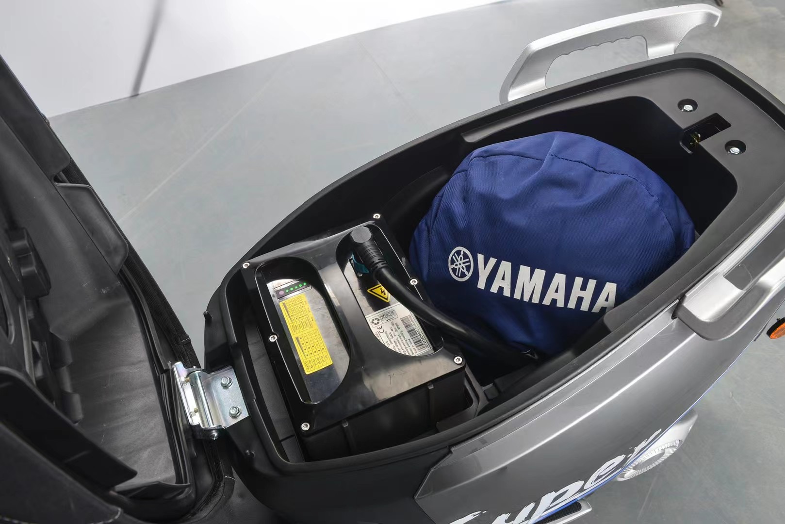 Single 52 Ah battery installed under the seat